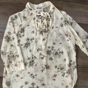 Kimchi Blue size S blouse, ties in front at neck